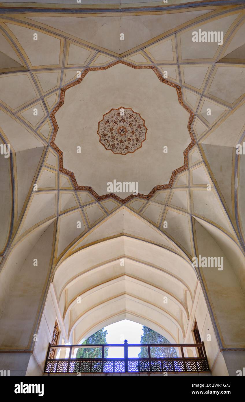 Kashan, Iran, 07.01.2023 : vue en angle bas du bâtiment dans le jardin fin, vue en angle bas du jardin fin. Banque D'Images