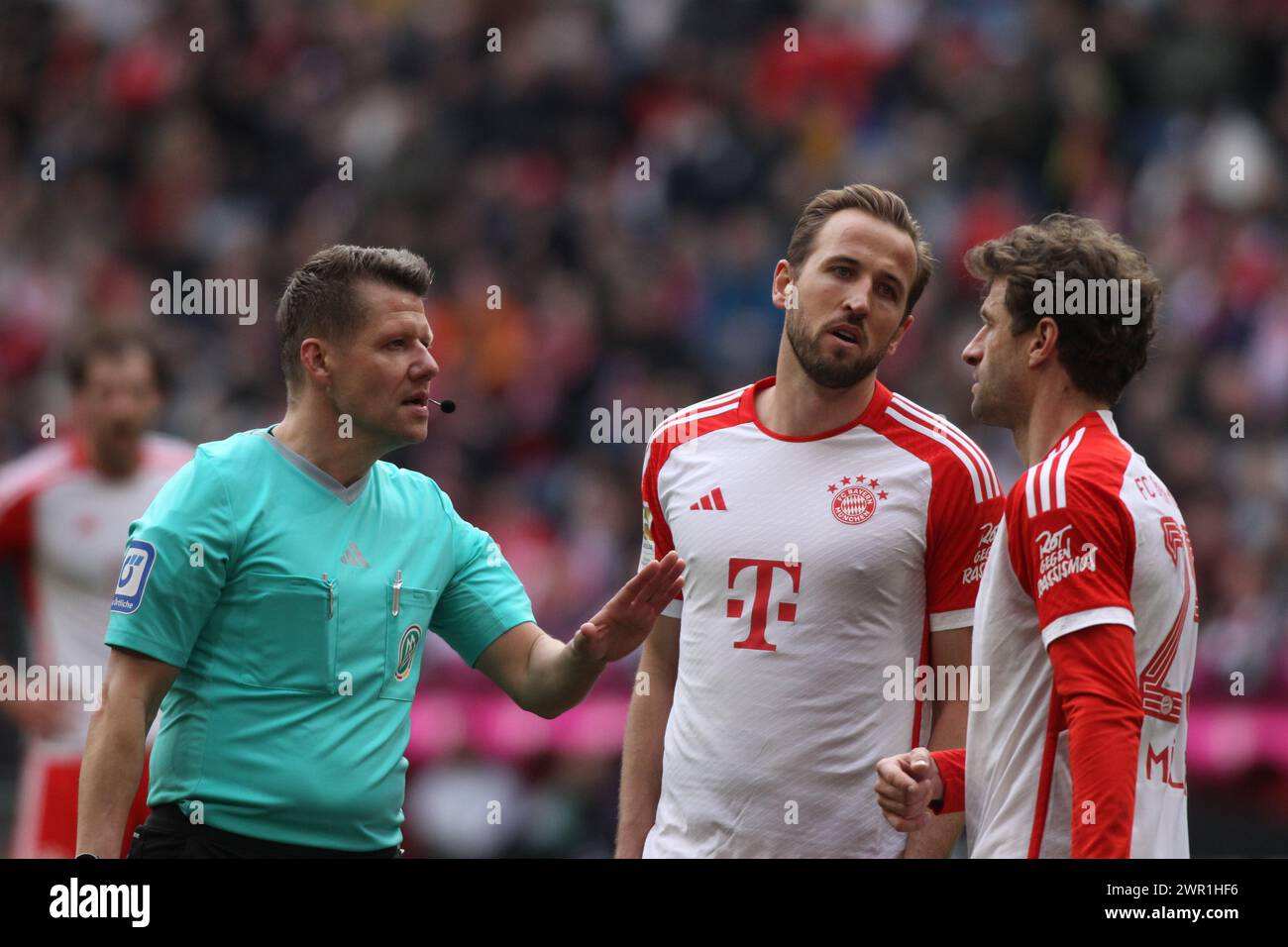 MUNICH, Allemagne - 9. MARS 2024 : 25 Thomas MUELLER, Müller, arbitre, Patrick ITTRICH, 9 Harry KANE, lors du match de Bundesliga Football entre le FC Bayern Muenchen et le FSV MAINZ 05 à l'Allianz Arena de Munich le 9. Mars 2024, Allemagne. DFL, Fussball, 8:1, (photo et copyright @ ATP images / Arthur THILL (THILL Arthur / ATP / SPP) Banque D'Images