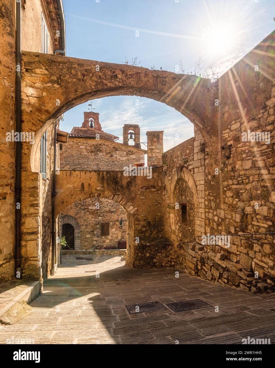 Vue panoramique dans le village de Campiglia Marittima, sur un après-midi ensoleillé d'été. Dans la province de Livourne, dans la région toscane de l'Italie. Banque D'Images