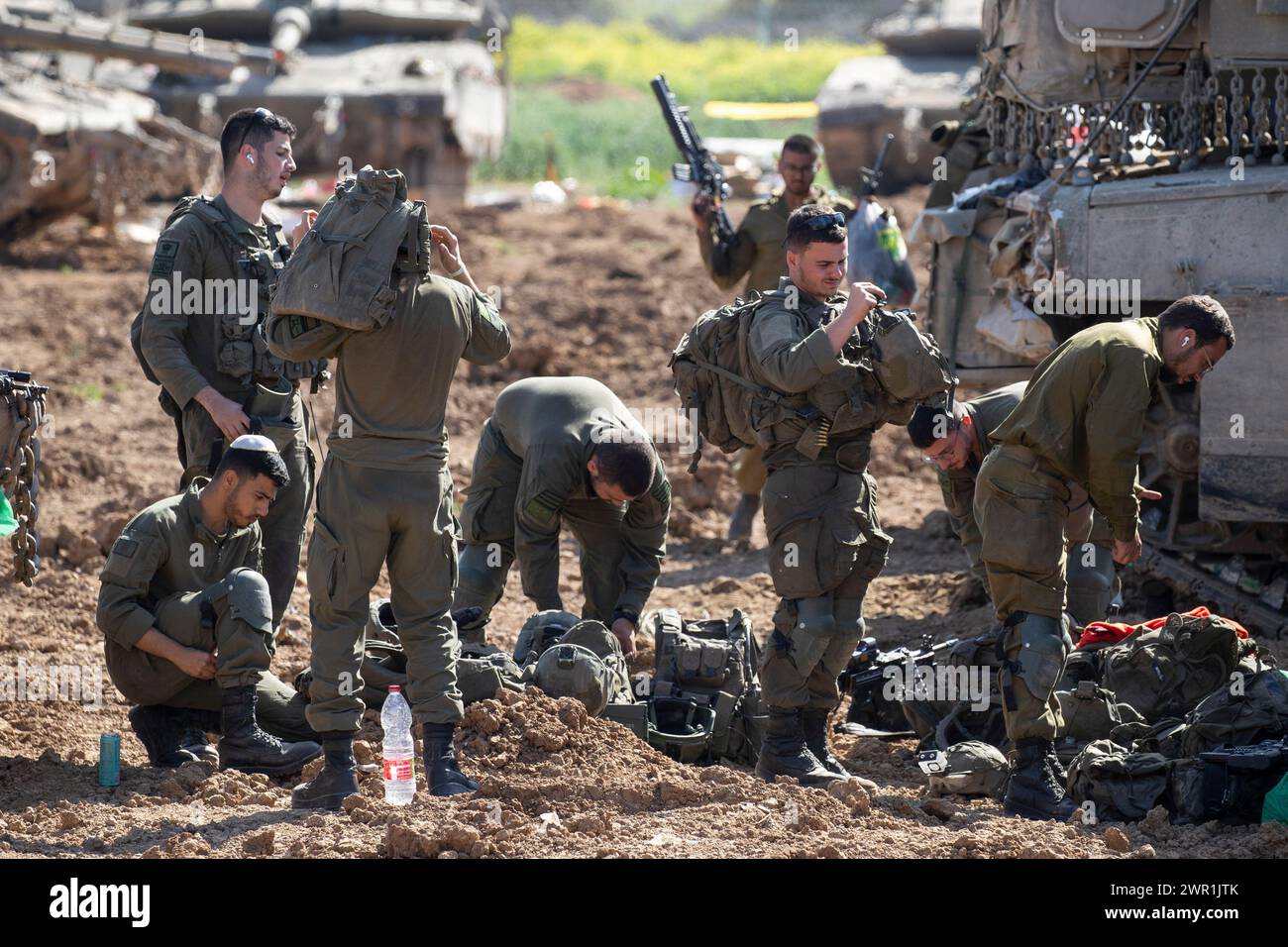 Sud d'Israël, Israël. 10 mars 2024. Les soldats de l’armée israélienne se préparent à quitter une zone de rassemblement en Israël près de la frontière avec la bande de Gaza le 120 mars 2024. Les États-Unis et d'autres pays continuent de faire tomber l'aide humanitaire par parachute dans le nord de la bande de Gaza alors qu'Israël poursuit sa guerre contre le Hamas à l'intérieur de la bande de Gaza sans aucun accord de cessez-le-feu ni accord pour considérer les 135 otages israéliens encore détenus par le Hamas comme le Saint musulman le mois de Ramadan commence bientôt. Photo de Jim Hollander/UPI crédit : UPI/Alamy Live News Banque D'Images