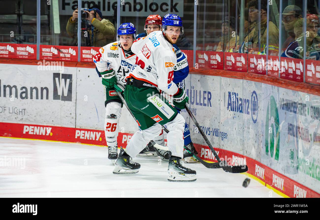 Schwenninger Wild Wings - Augsburger Panther, Helios Arena, Penny DEL, Hauptrunde : #64 Boaz Bassen (Schwenningen) gegen #26 Samuel Soramies und #93 S Banque D'Images