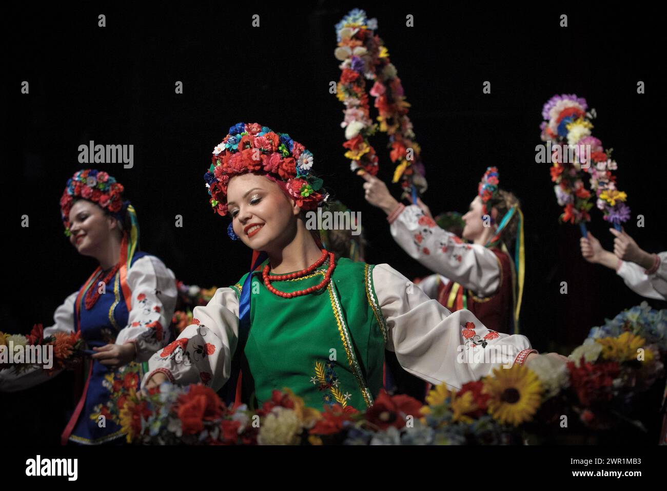 Londres, Royaume-Uni. 10 mars 2024. Prolisok Ukrainian Dance Group organise un concert-bénéfice de collecte de fonds pour l'Ukraine au Shaw Theatre. Les Ukrainiens basés au Royaume-Uni, quelques réfugiés récents de leur patrie déchirée par la guerre, exécutent une gamme de routines folkloriques traditionnelles avec une chorégraphie moderne et une fierté de montrer la riche culture de l’Ukraine. Le groupe de danse Prolisok, actuellement dans sa dixième année, a été fondé en 2014 par Iryna Jankovics. Prolisok est nommé d'après la goutte de neige, la première fleur du printemps, qui fleurit dans toute l'Ukraine. Crédit : Guy Corbishley/Alamy Live News Banque D'Images