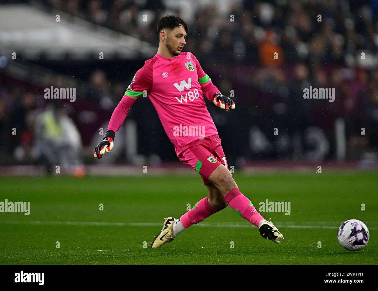 Londres, Royaume-Uni. 10 mars 2024. James Trafford (Burnley, gardien de but) lors du match de West Ham vs Burnley premier League au London Stadium Stratford. Cette image est RÉSERVÉE à UN USAGE ÉDITORIAL. Licence exigée du Football DataCo pour toute autre utilisation. Crédit : MARTIN DALTON/Alamy Live News Banque D'Images