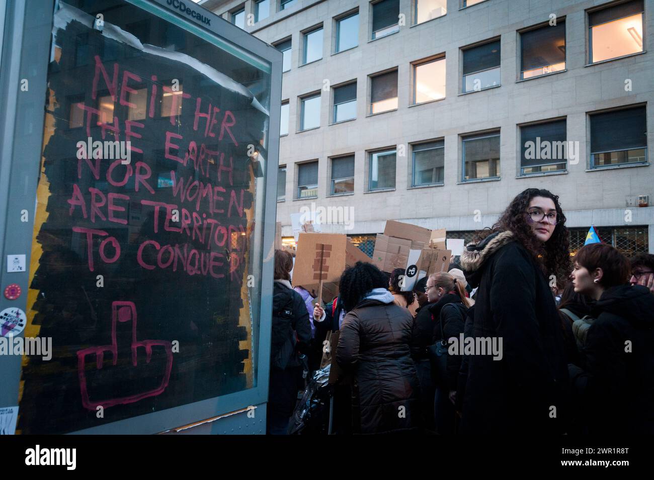 Bruxelles, Belgique. 08 mars 2024. © Nicolas Landemard/le Pictorium/MAXPPP - Bruxelles 08/03/2024 Nicolas Landemard/le Pictorium - 08/03/2024 - Belgique/Bruxelles/Bruxelles - plusieurs noms de manifantes et manifants ont defiles dans les rues de la capitale belge a l'occasion de la journee du 8 mars. - Valeurs ACtuelles Out, RUSSIA OUT, NO RUSSIA #norussia, no jdd, jdd out/08/03/2024 - Belgique/Bruxelles/Bruxelles - plusieurs centaines de manifestants sont descendus dans les rues de la capitale belge pour marquer le 8 mars. Crédit : MAXPPP/Alamy Live News Banque D'Images