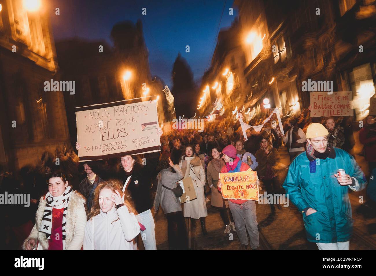 Bruxelles, Belgique. 08 mars 2024. © Nicolas Landemard/le Pictorium/MAXPPP - Bruxelles 08/03/2024 Nicolas Landemard/le Pictorium - 08/03/2024 - Belgique/Bruxelles/Bruxelles - plusieurs noms de manifantes et manifants ont defiles dans les rues de la capitale belge a l'occasion de la journee du 8 mars. - Valeurs ACtuelles Out, RUSSIA OUT, NO RUSSIA #norussia, no jdd, jdd out/08/03/2024 - Belgique/Bruxelles/Bruxelles - plusieurs centaines de manifestants sont descendus dans les rues de la capitale belge pour marquer le 8 mars. Crédit : MAXPPP/Alamy Live News Banque D'Images