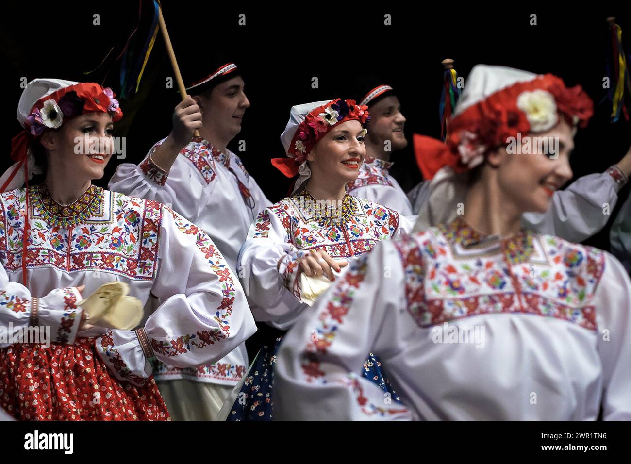 Londres, Royaume-Uni. 10 mars 2024. Prolisok Ukrainian Dance Group organise un concert-bénéfice de collecte de fonds pour l'Ukraine au Shaw Theatre. Les Ukrainiens basés au Royaume-Uni, quelques réfugiés récents de leur patrie déchirée par la guerre, exécutent une gamme de routines folkloriques traditionnelles avec une chorégraphie moderne et la fierté d'afficher la riche culture UkraineÕs. Le groupe de danse Prolisok, actuellement dans sa dixième année, a été fondé en 2014 par Iryna Jankovics. Prolisok est nommé d'après la goutte de neige, la première fleur du printemps, qui fleurit dans toute l'Ukraine. Crédit : Guy Corbishley/Alamy Live News Banque D'Images