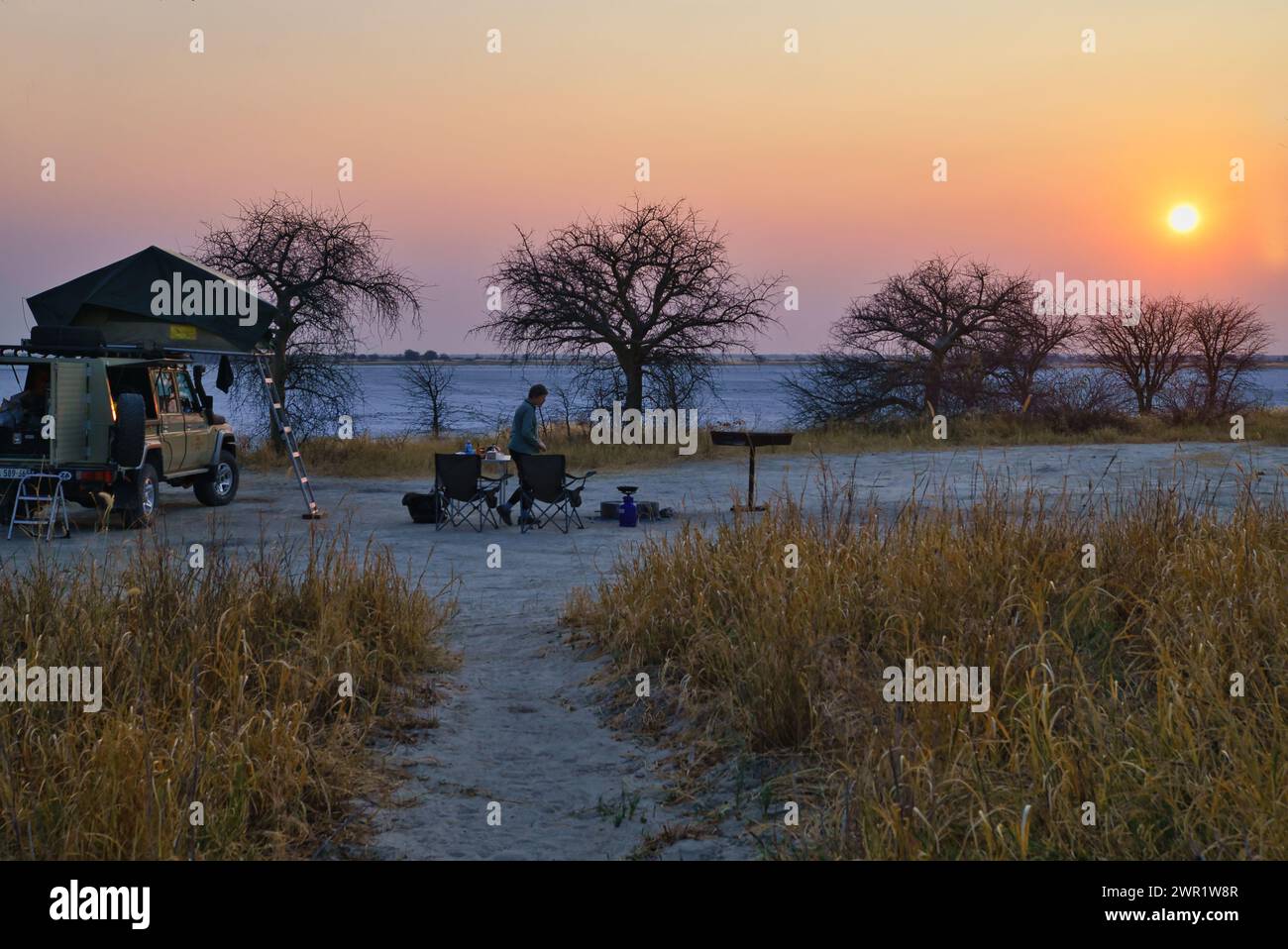 Une vue de camp installée pour la nuit à côté de marais salants dans la brousse du Botswana Banque D'Images