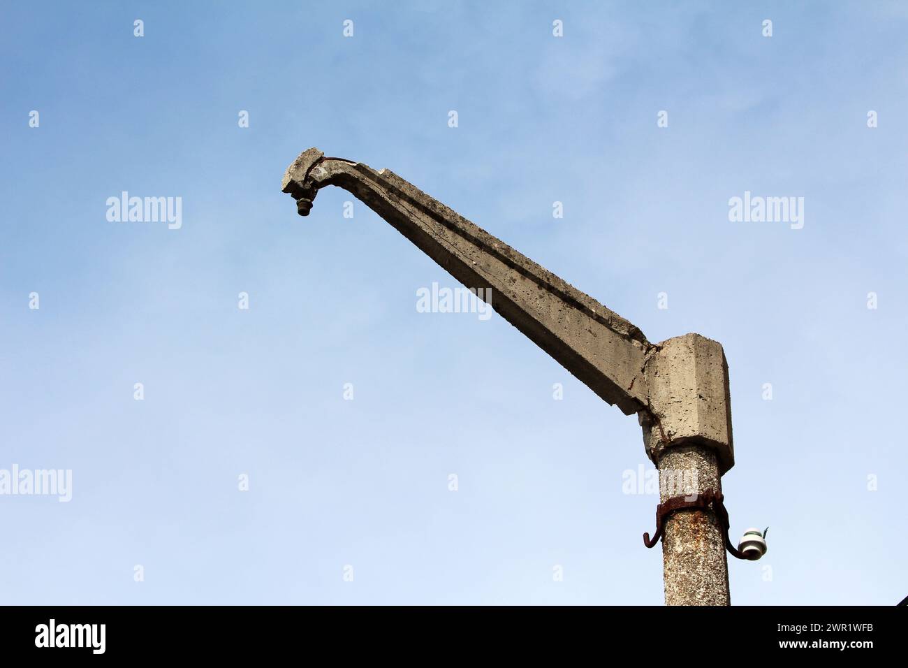 Vintage rétro vieux poteau électrique en béton fissuré cassé avec supports en métal rouillé pour isolateurs en céramique blanche débranchés de l'électricité Banque D'Images