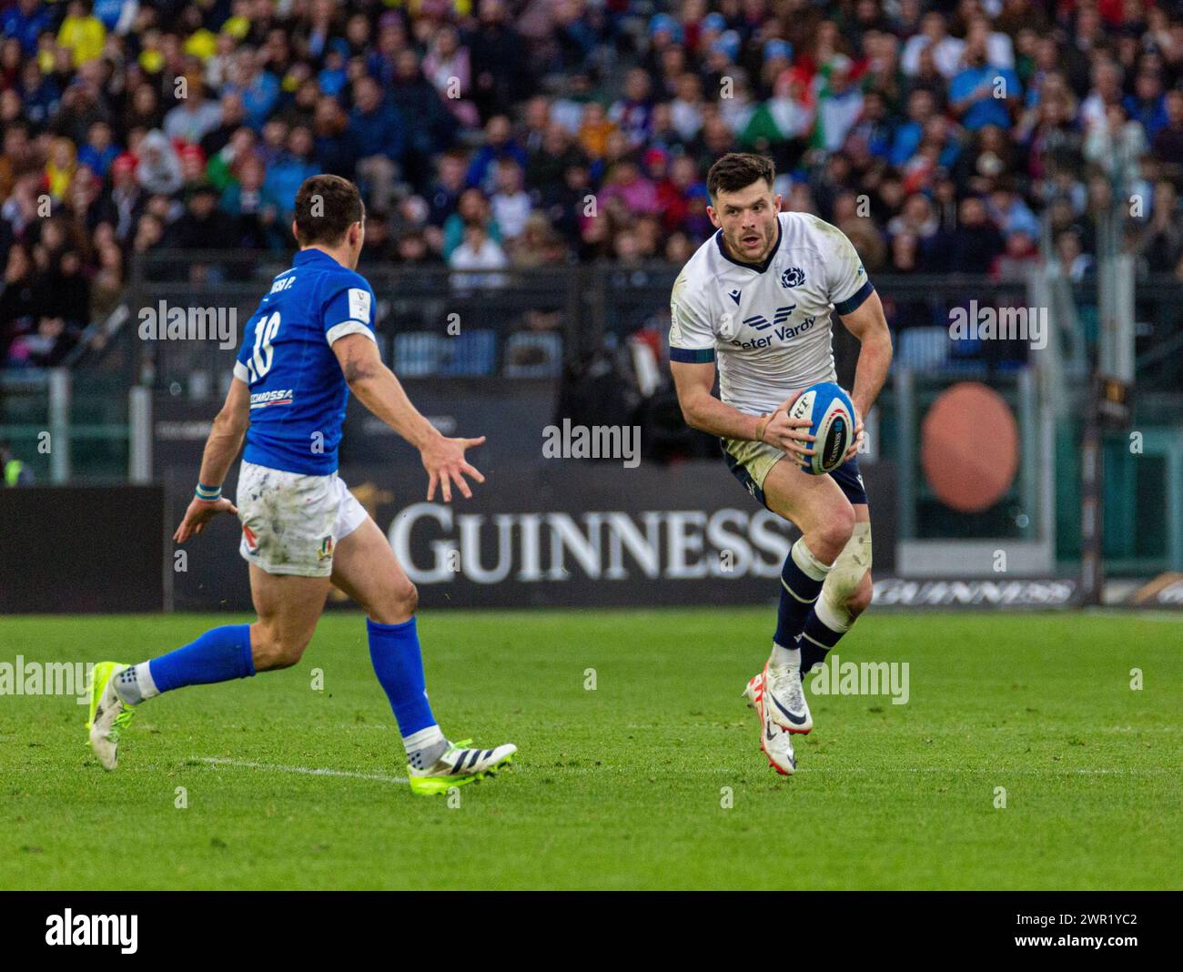 Rugby des six Nations : Italie vs Écosse au Stadio Olimpico. Cameron Redpath d'Écosse face à Paolo Gambisi. Banque D'Images