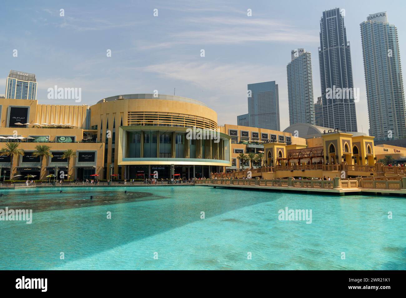 Vue sur le centre commercial de Dubaï depuis la fontaine d'eau sur une heure de jour. Banque D'Images