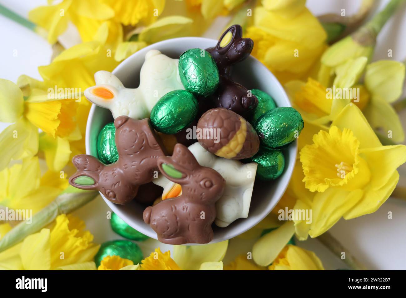 Bonbons au chocolat et jonquilles. Concept de vacances de printemps. Banque D'Images