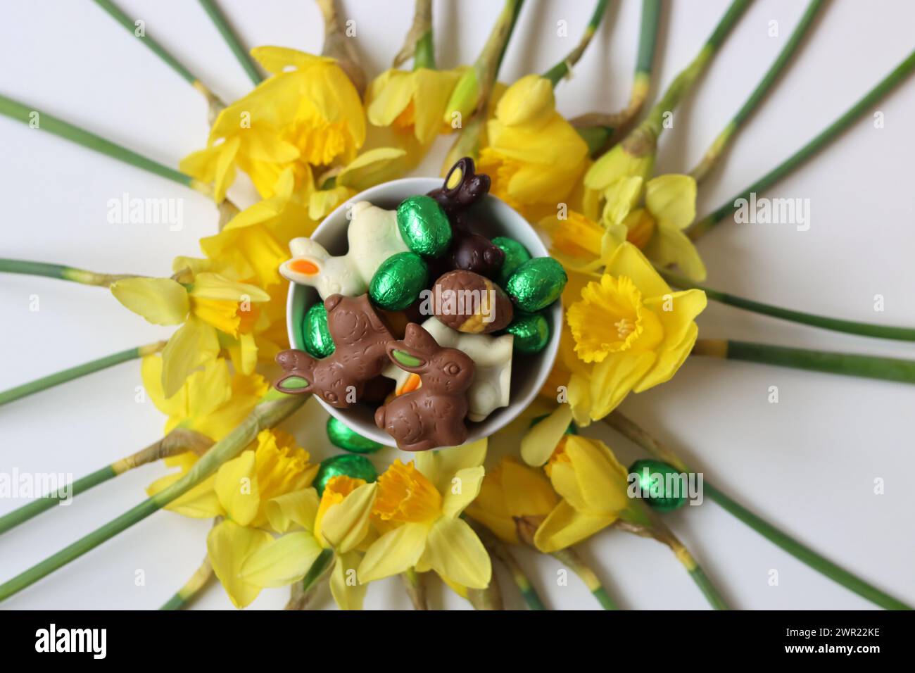Carte de voeux de Pâques. Bouquet de jonquilles dorées. Concept de saison de Pâques. Banque D'Images