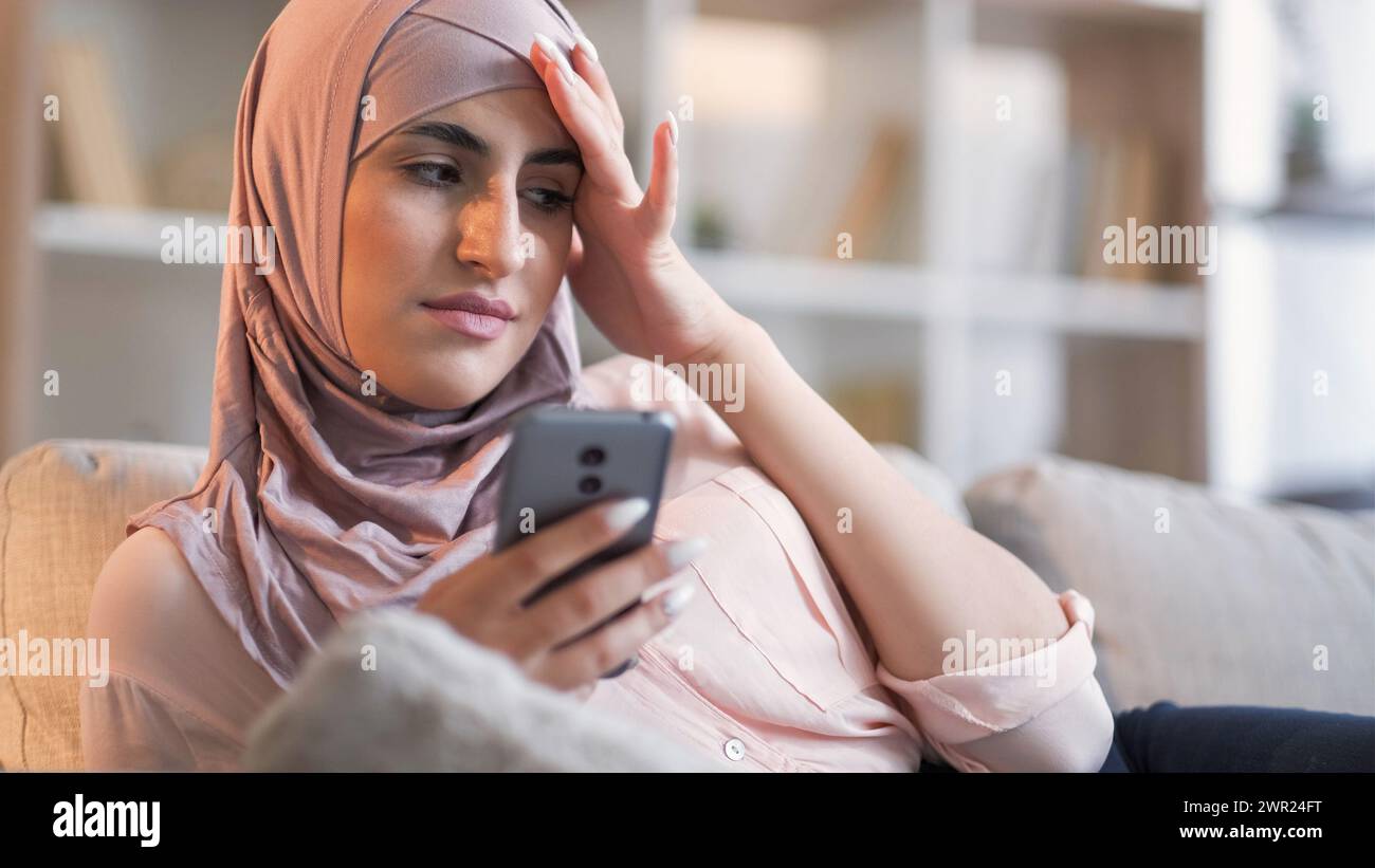 Rendez-vous en ligne symptômes grippaux femme téléphone à la maison Banque D'Images