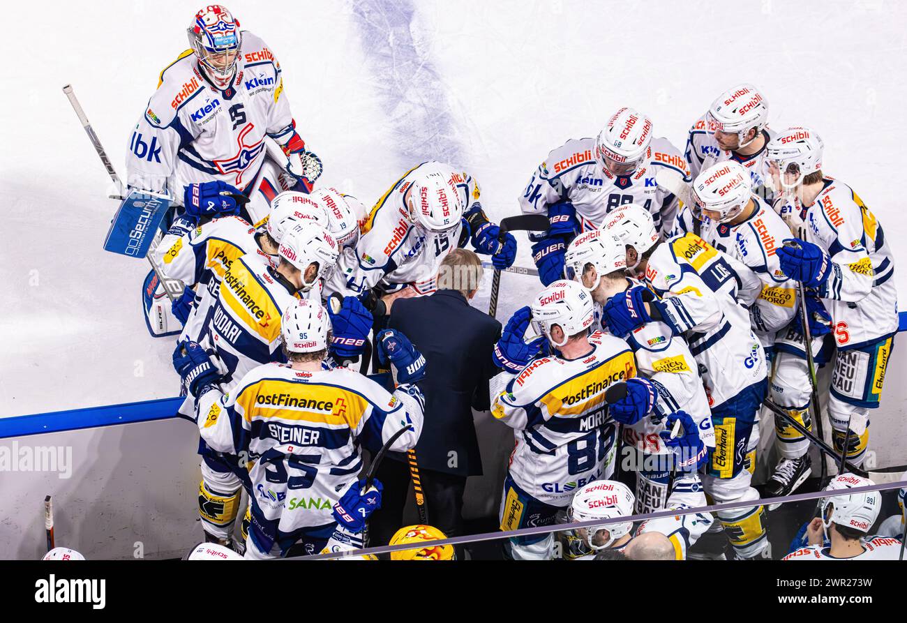 ZSC Lions - EHC Kloten, Swiss Life Arena, Ligue nationale NL, saison régulière : Assistenztrainer Saku Martikainen (Kloten) erklärt, während dem time-out Banque D'Images