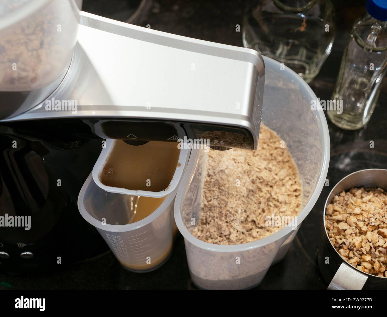 Huile de noix pressée à froid maison extraite par une presse à huile Banque D'Images