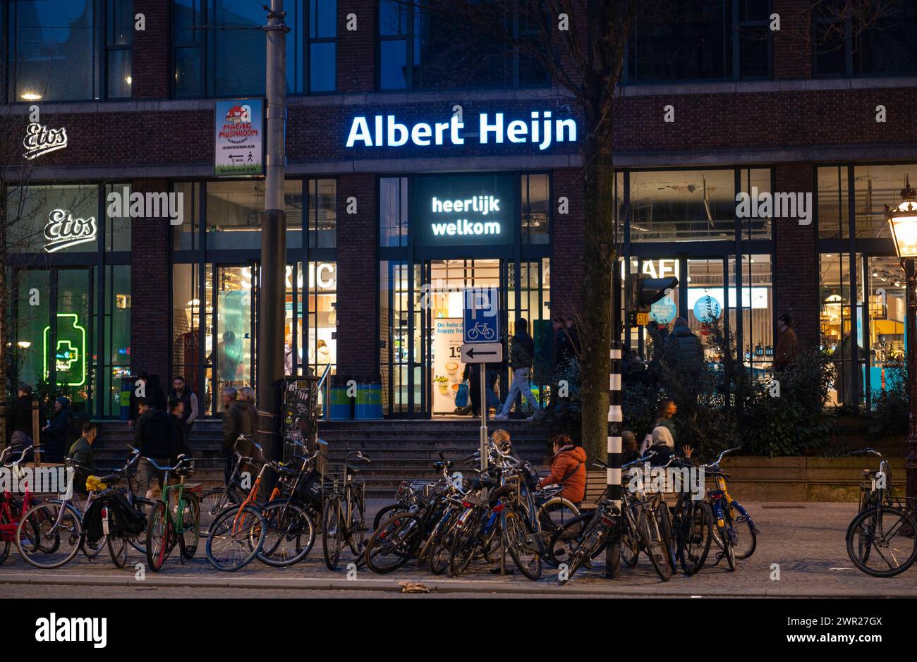 Amsterdam pays-Bas 10 mars 2024 AH Albert Heijn supermarché sur le Nieuwezijds Voorburgwal. Albert Heijn fait partie du groupe Ahold Delhaize. Banque D'Images