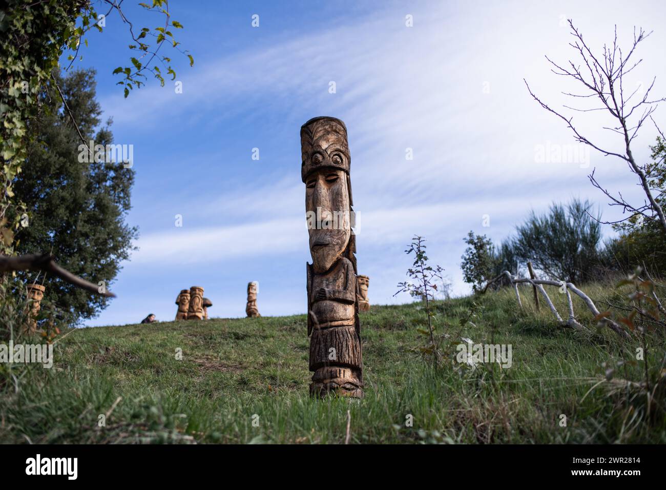 Sculpture en bois le long de la randonnée du volcan Santa Margarida à Garrotxa, Espagne Banque D'Images