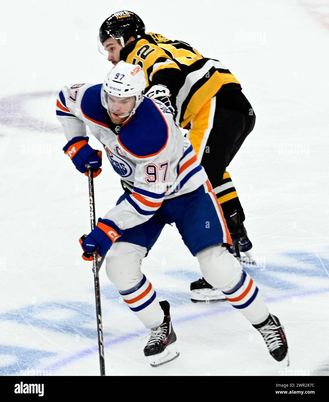 Pittsburgh, États-Unis. 10 mars 2024. Le centre des Oilers d’Edmonton Connor McDavid (97) patine devant l’aile droite des Penguins de Pittsburgh Emil Bemstrom (52) lors de la première période contre les Penguins de Pittsburgh au PPG Paints Arena à Pittsburgh le dimanche 10 mars 2024. Photo par Archie Carpenter/UPI. Crédit : UPI/Alamy Live News Banque D'Images