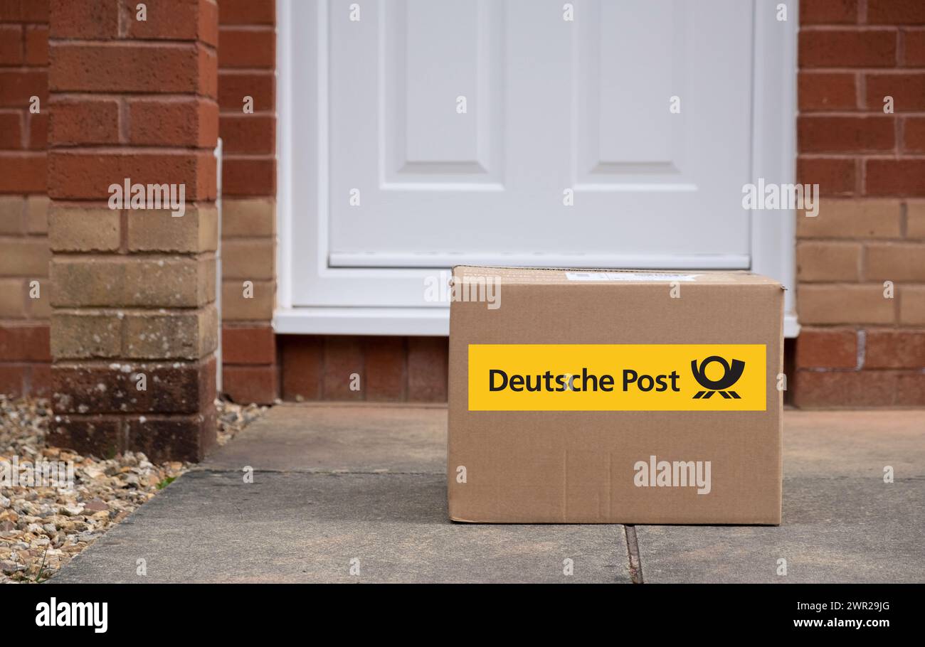 Exeter, UK-10 mars 2024 : une boîte de livraison Deutsche Post devant une porte. Deutsche Post est une marque du groupe DHL utilisée pour son courrier domestique Banque D'Images