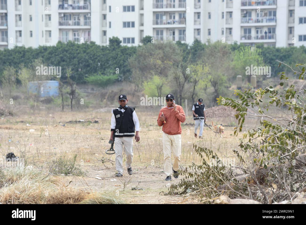 GURUGRAM, INDE - 10 MARS : équipe de destruction de bombes en action sur le lieu de rassemblement du premier ministre Narendra Modi sur l'autoroute Dwarka près du secteur 84, le 10 mars 2024 à Gurugram, en Inde. Le premier ministre organisera une tournée le long de l’autoroute Dwarka après l’inauguration, qui sera suivie d’une allocution publique. La voie rapide a été construite à un coût estimé de Rs 9 000 crore. Il est divisé en quatre segments, deux à Delhi couvrant 10,01 km chacun et deux à Haryana couvrant 18,9 km chacun. (Photo de Parveen Kumar/Hindustan Times/Sipa USA ) Banque D'Images