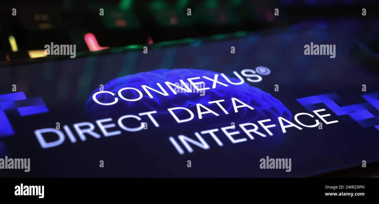 Viersen, Allemagne - 1er mars. 2024 : gros plan de smartphone avec lettrage logo de l'interface de données directe Connexus sur clavier d'ordinateur Banque D'Images