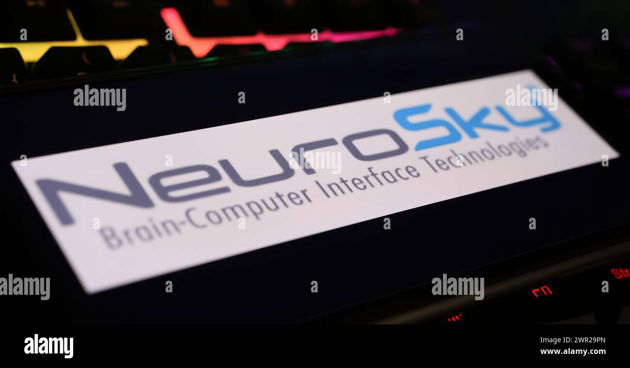 Viersen, Allemagne - 1er mars. 2024 : gros plan du smartphone avec le lettrage logo de Neurosky sur le clavier de l'ordinateur Banque D'Images