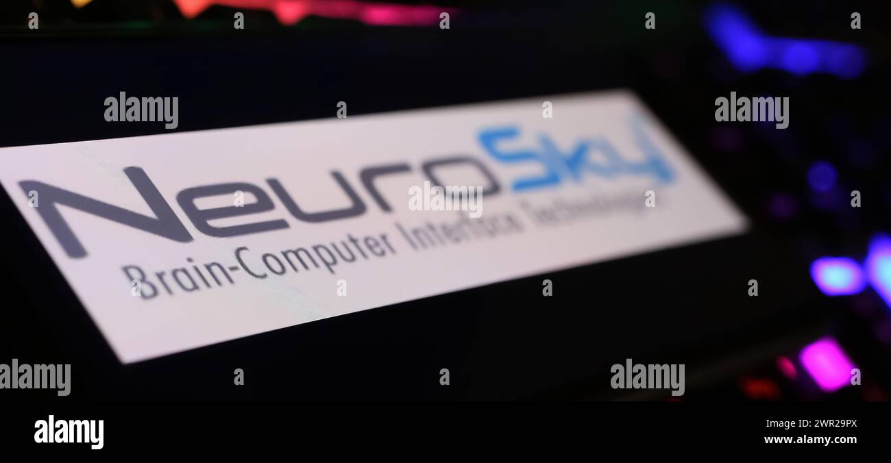 Viersen, Allemagne - 1er mars. 2024 : gros plan du smartphone avec le lettrage logo de Neurosky sur le clavier de l'ordinateur Banque D'Images