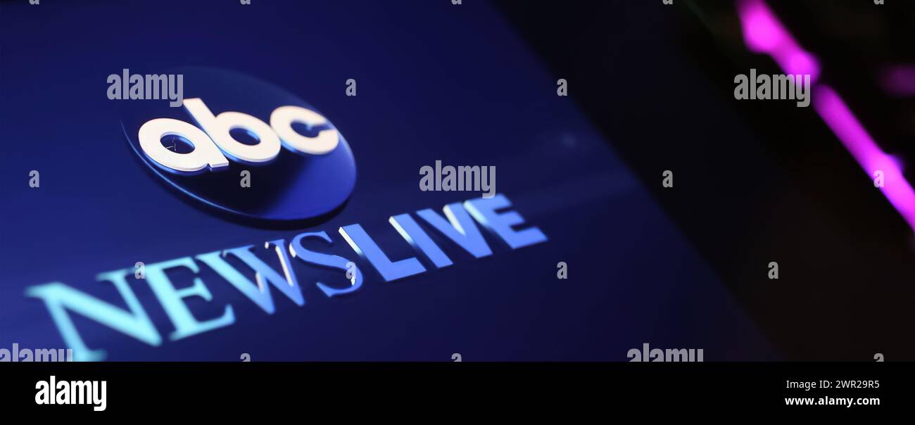 Viersen, Allemagne - 1er mars. 2024 : gros plan de smartphone avec lettrage logo de ABC amercian Broadcasting News sur clavier d'ordinateur Banque D'Images