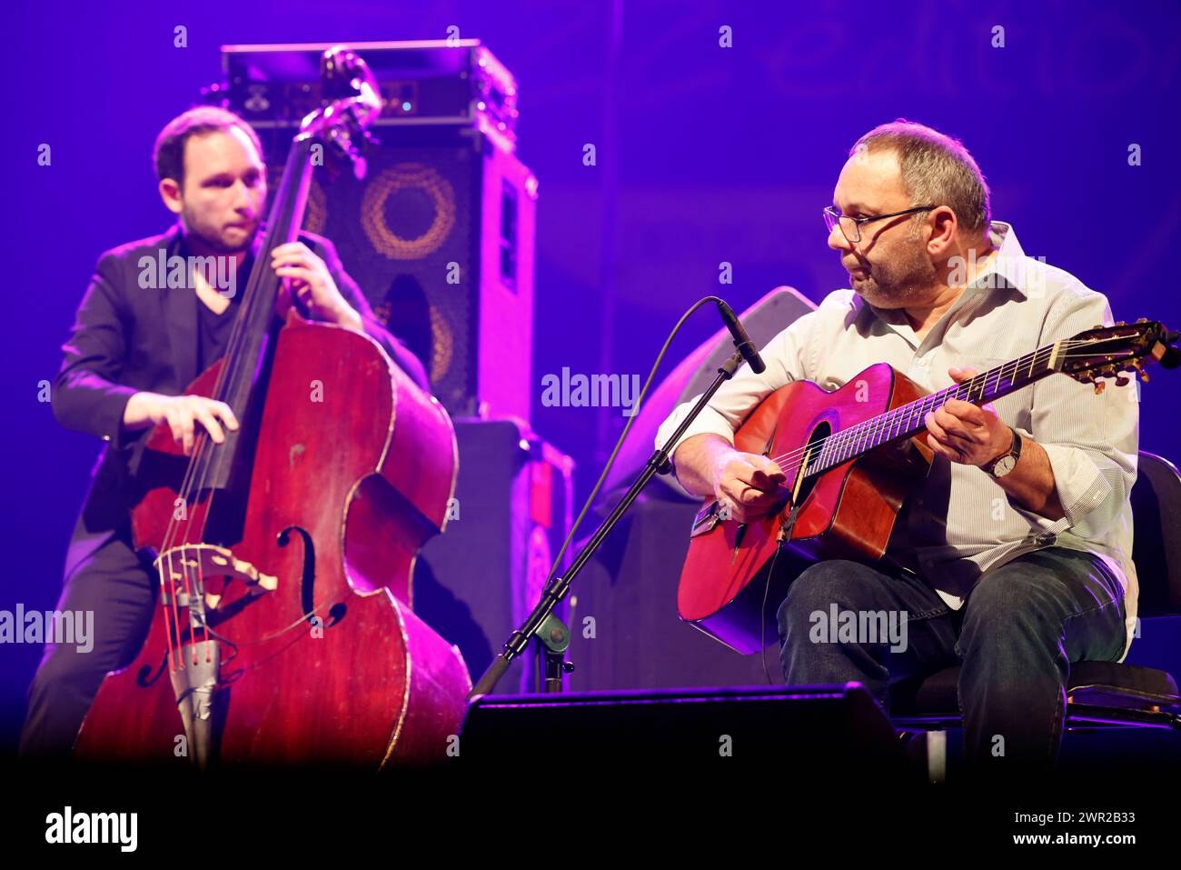 Biréli Lagrène guitariste de jazz français et compositeur d'origine tzigane avec William Brunard contrebassiste de jazz français en concert lors des éclats d'Email Banque D'Images