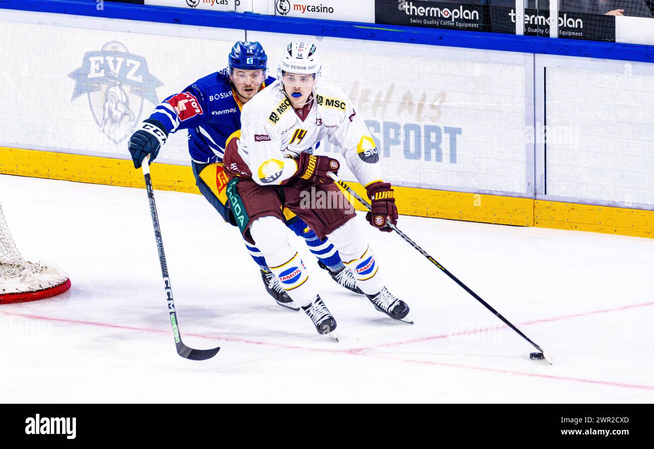 Der Zuger Verteidiger #14 Livio Stalder versucht dem Genfer #14 Giancarlo Chanton den Puck streitig zu machen. (Zoug, Schweiz, 01.10.2023) Banque D'Images