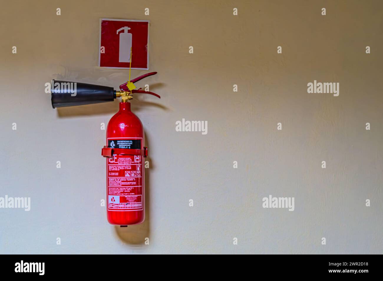 extincteurs disponibles en cas d'incendie. Extincteur sur le mur gris Kharkiv Ukraine 05-05-2023 Banque D'Images