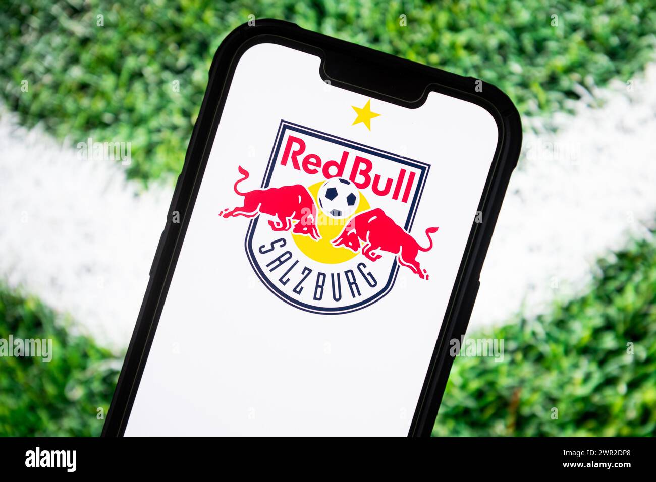 Dans cette illustration photo, un logo du club de football Red Bull Salzburg vu affiché sur un smartphone. Banque D'Images