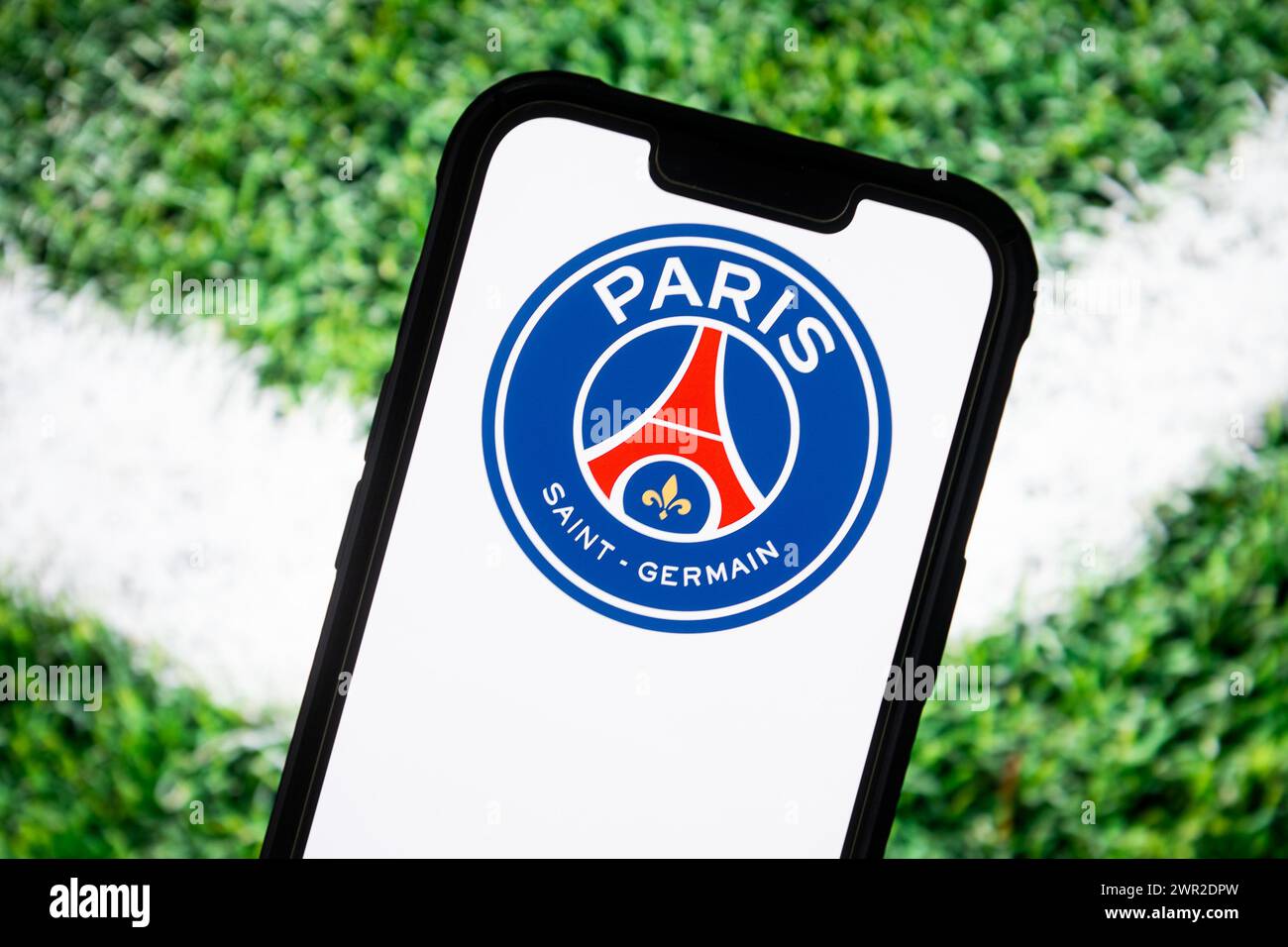 Dans cette illustration photo, un logo du club de football Paris Saint Germain vu affiché sur un smartphone. Banque D'Images