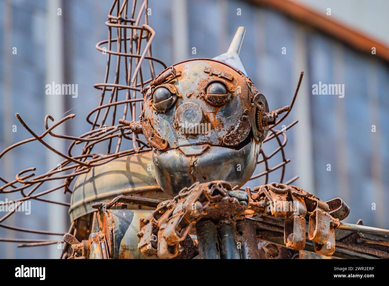 sculpture robot dans le parc, un robot ressemblant à un bûcheron de fer, assemblé à partir de pièces de fer antiques. Kharkiv Ukraine 05-05-2023 Banque D'Images