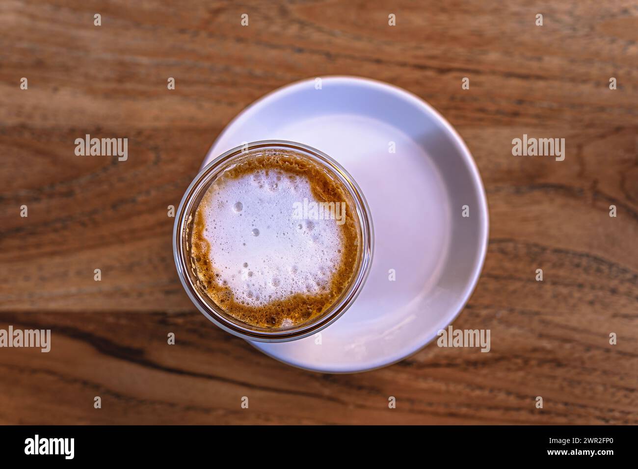 tasse de café sur table en bois, macchiato Banque D'Images