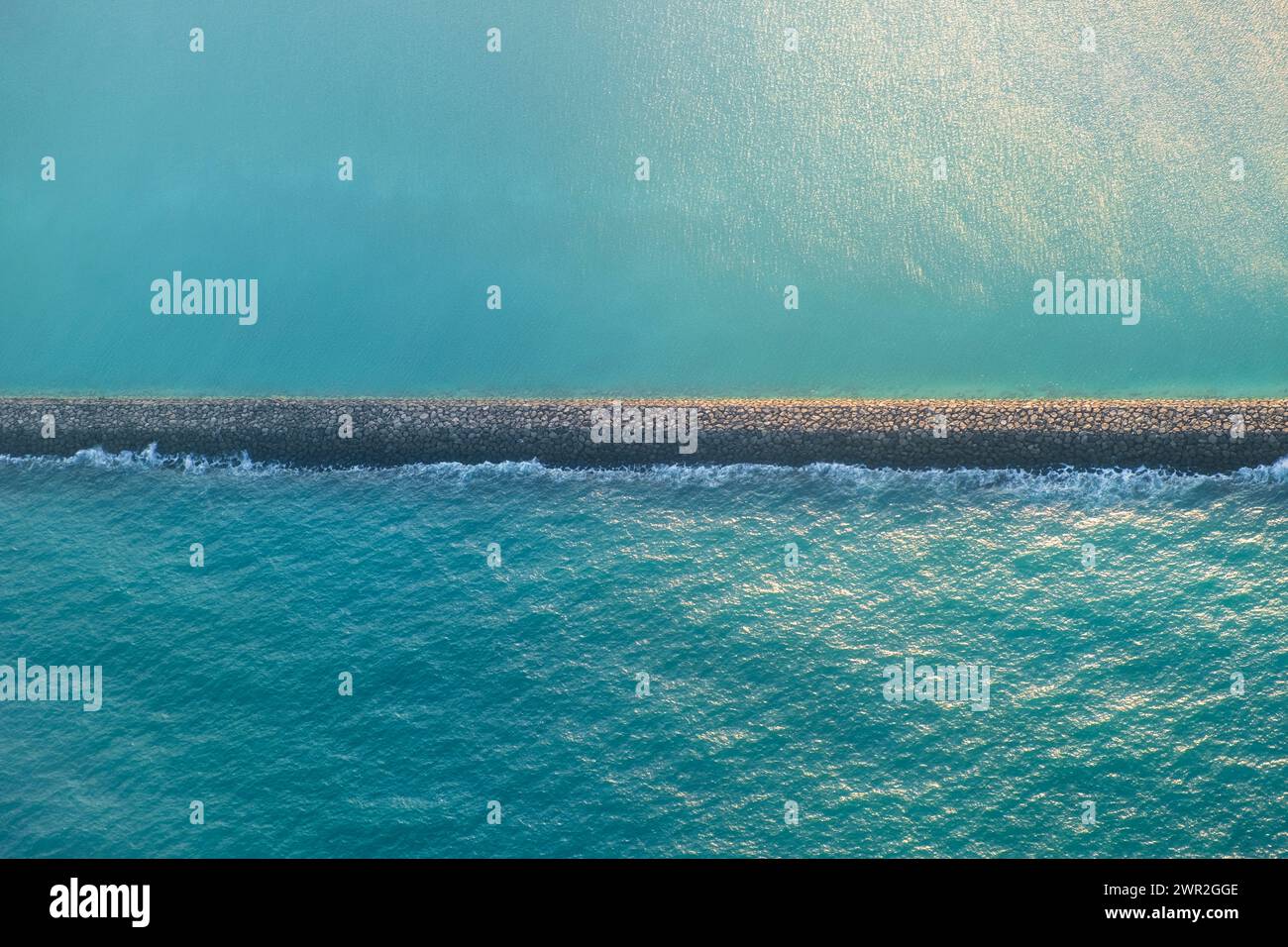 Vue aérienne de dessus du mur brise-lames dans la mer Banque D'Images