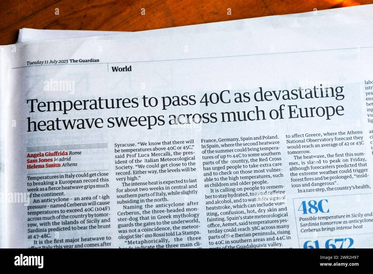 « Les températures vont dépasser les 40 °C alors que la vague de chaleur dévastatrice balaye une grande partie de l'Europe », le journal Guardian fait le titre de la crise climatique 11 juillet 2023 Londres Royaume-Uni Banque D'Images