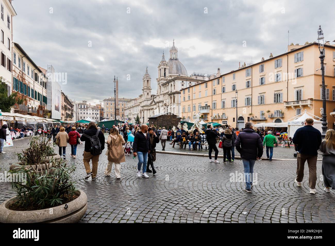 Rome, Italie - 29 décembre 2023 : vue sur la place Navone et ses fontaines visitées par les touristes dans le centre-ville historique un jour d'hiver Banque D'Images