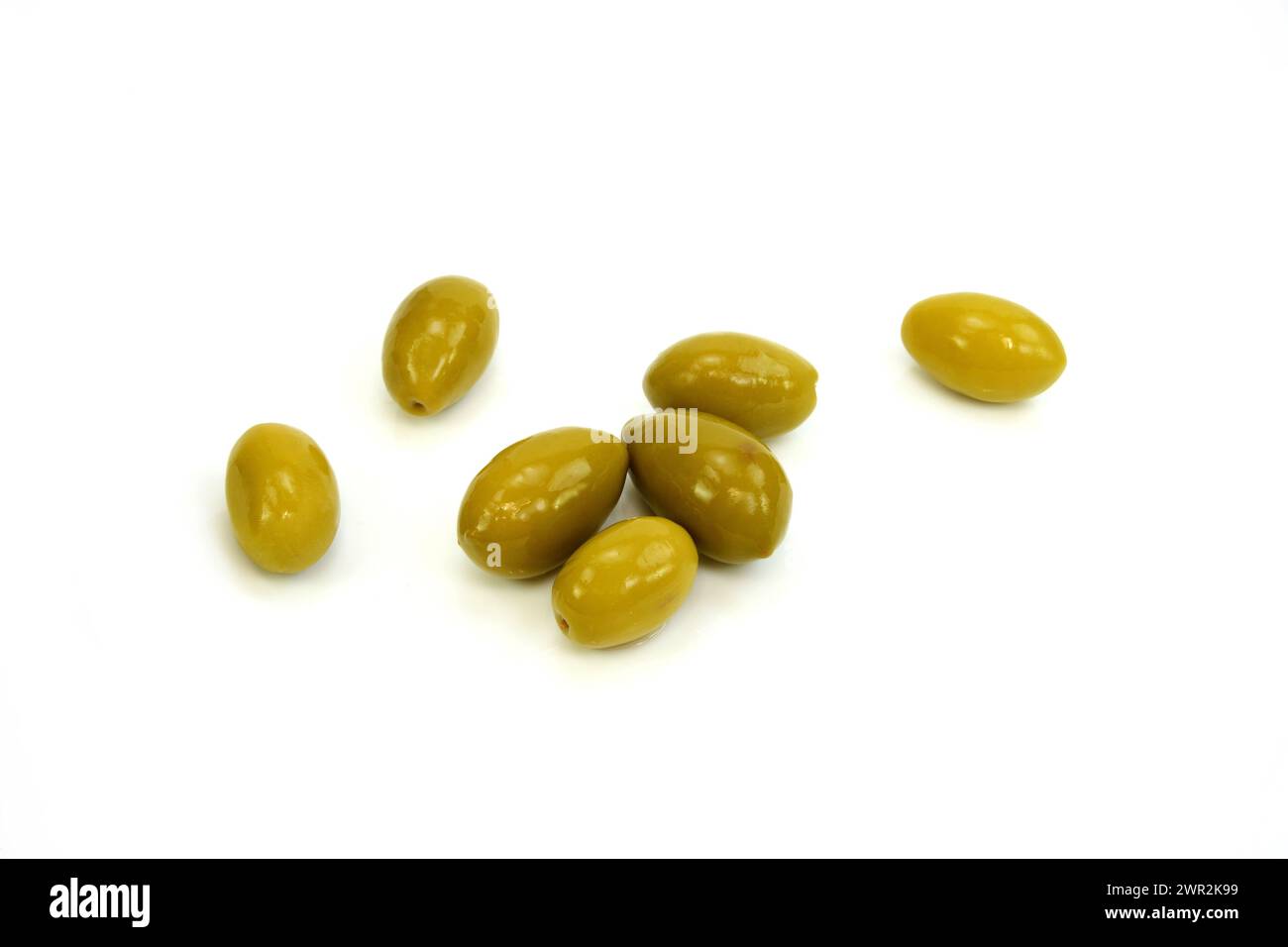 Olives vertes isolées sur fond blanc. Vue de dessus. Banque D'Images