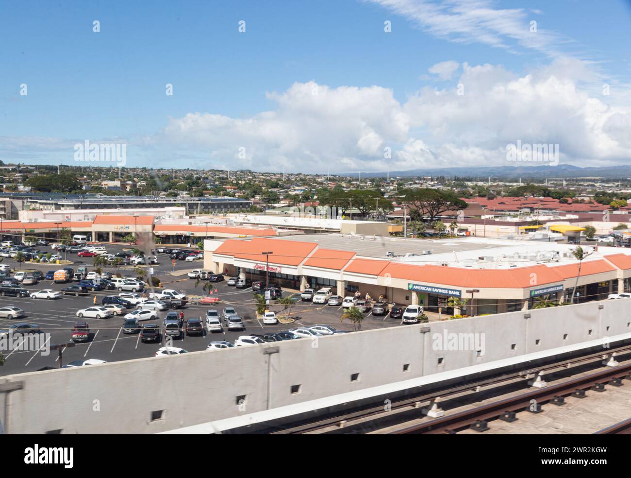 Oahu, Hawaï, États-Unis - 24 février 2024 : magasins à la gare de West Loch vus depuis le Skyline Rail. Banque D'Images