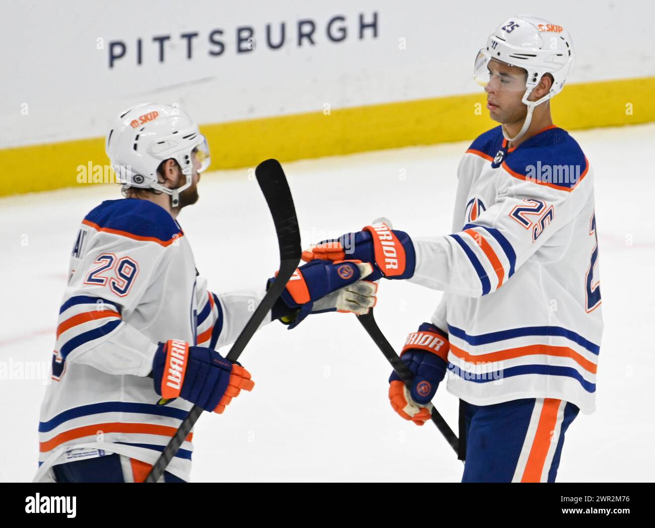 Pittsburgh, États-Unis. 10 mars 2024. Le centre des Oilers d’Edmonton, Leon Draisaitl (29 ans) et le défenseur des Oilers d’Edmonton, Darnell Nurse (25 ans), célèbrent la victoire de 4-0 contre les Penguins de Pittsburgh au PPG Paints Arena de Pittsburgh, le dimanche 10 mars 2024. Le défenseur des Oilers d’Edmonton, Darnell Nurse (25), a inscrit deux buts en troisième période de la victoire. Photo par Archie Carpenter/UPI. Crédit : UPI/Alamy Live News Banque D'Images