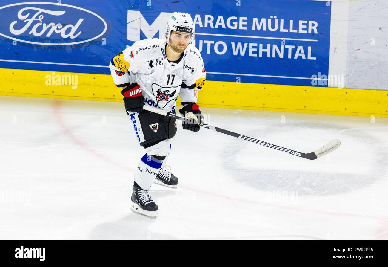 EHC Kloten - HC Fribourg-Gotteron, Stimo Arena, Ligue nationale NL, saison régulière : #11 Mauro Dufner, Verteidiger HC Fribourg-Gotteron. (Kloten, Schwe Banque D'Images