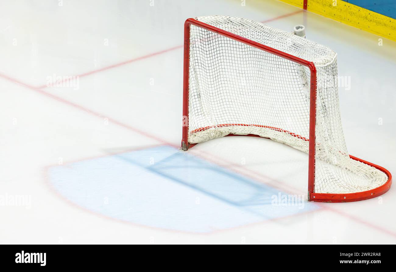 EHC Kloten - HC Davos, Stimo Arena, Ligue nationale NL, saison régulière : Ein Eishockey Tor ohne Torhüter. (Kloten, Schweiz, 09.12.2023) Banque D'Images