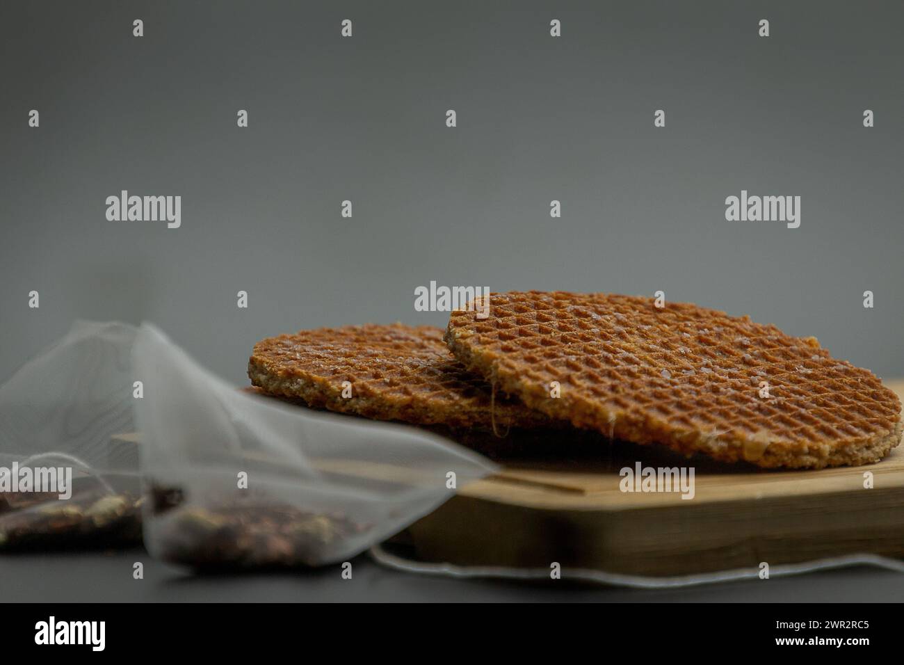 Pile de gaufres hollandaises au caramel isolé sur fond flou Banque D'Images