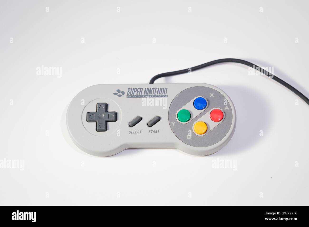 Newcastle UK : 1er juillet 2023 : Super Nintendo controller uk version japan Pal. Boutons de couleur rétro pour les jeux Banque D'Images