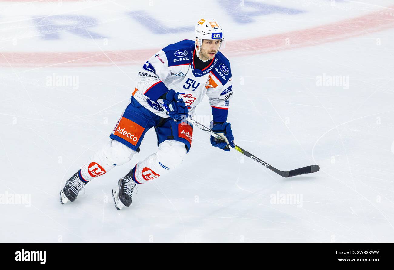 EHC Kloten - ZSC Lions, Stimo Arena, Ligue nationale NL, saison régulière : #54 Christian Marti, Verteidiger ZSC Lions. (Kloten, Schweiz, 21.01.2024) Banque D'Images