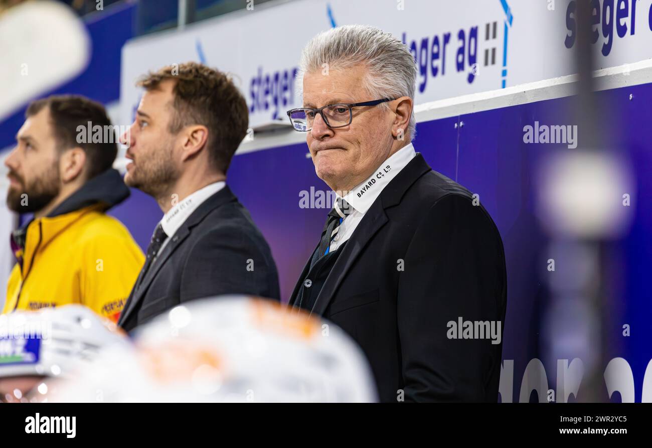 EHC Kloten - ZSC Lions, Stimo Arena, Ligue nationale NL, saison régulière : Marc Crawford, Headcoach ZSC Lions. Dahinter Assistenztrainer Fabio Schwarz. Banque D'Images