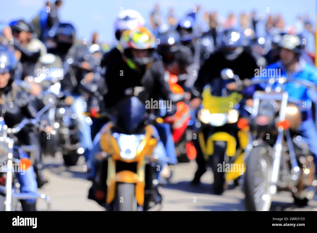 Motocyclistes sur motos fraîches, dans des casques et des vestes en cuir, rouler le long de la route, Motorsport Dnepr, Ukraine, image floue Banque D'Images