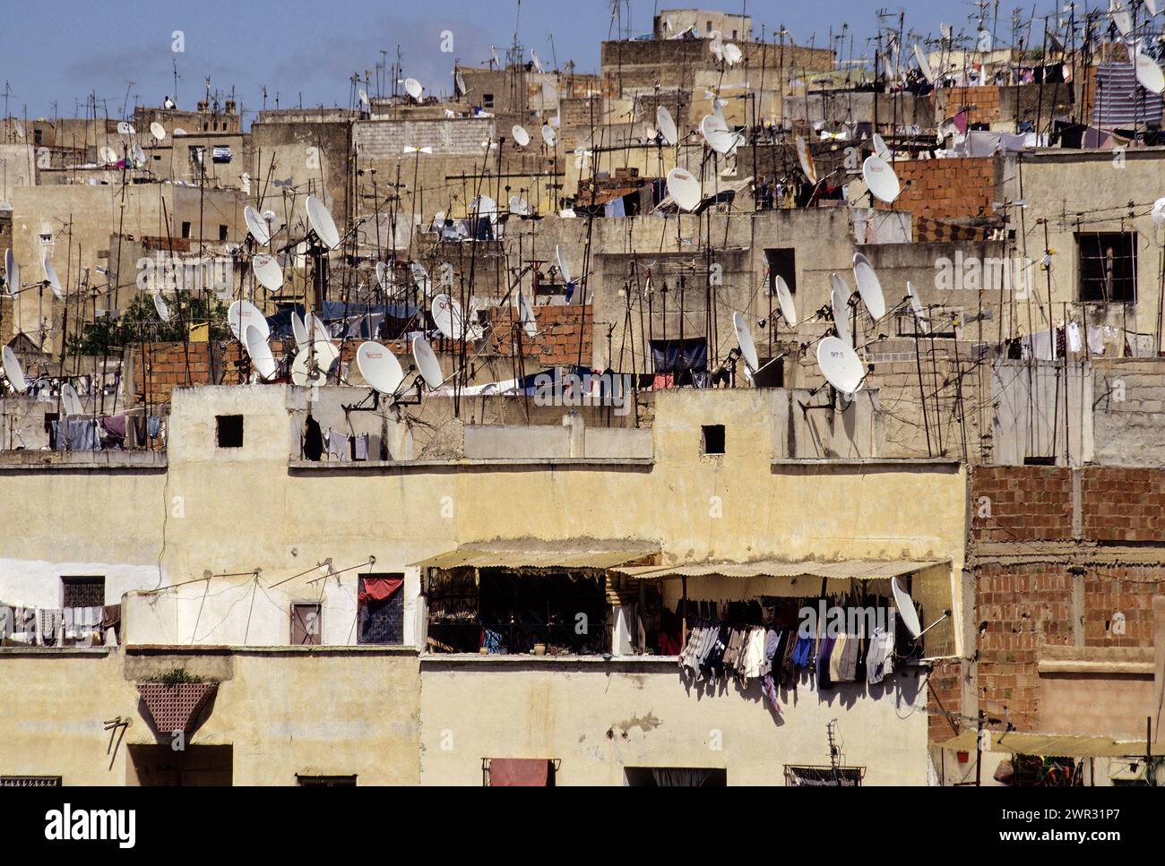 Fès, Maroc - ces antennes paraboliques au cœur du vieux Fès illustrent comment la ville est en transition entre le mode de vie moderne et traditionnel. Banque D'Images