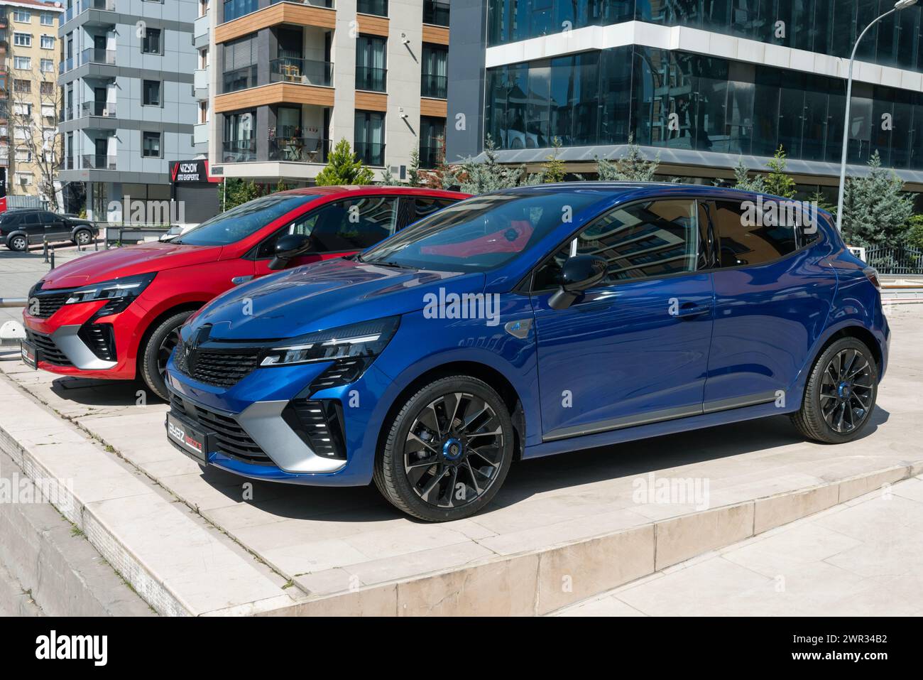 ISTANBUL, TURQUIE - 10 MARS 2024 : Renault Clio est une supermini voiture (segment B), produite par le constructeur automobile français Renault. Banque D'Images ISTANBUL, TURQUIE - 10 MARS 2024 : Renault Clio est une supermini voiture (segment B), produite par le constructeur automobile français Renault. Banque D'Images